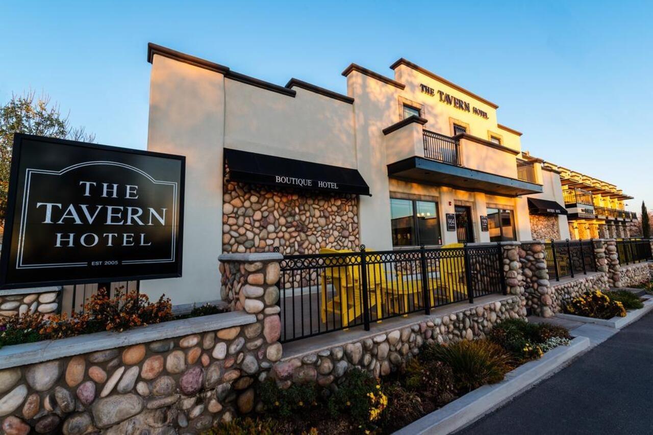 The Tavern Hotel Cottonwood Exterior photo